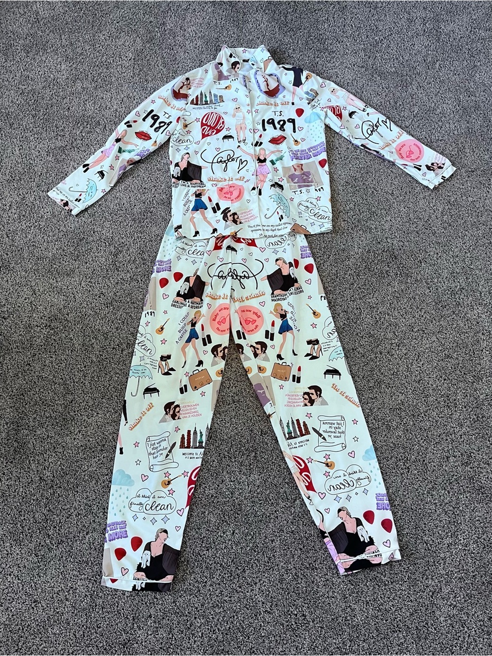 Womens small Taylor Swift silky Print Pajama Set